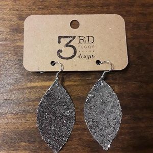 Medium Silver Sparkles Leaf